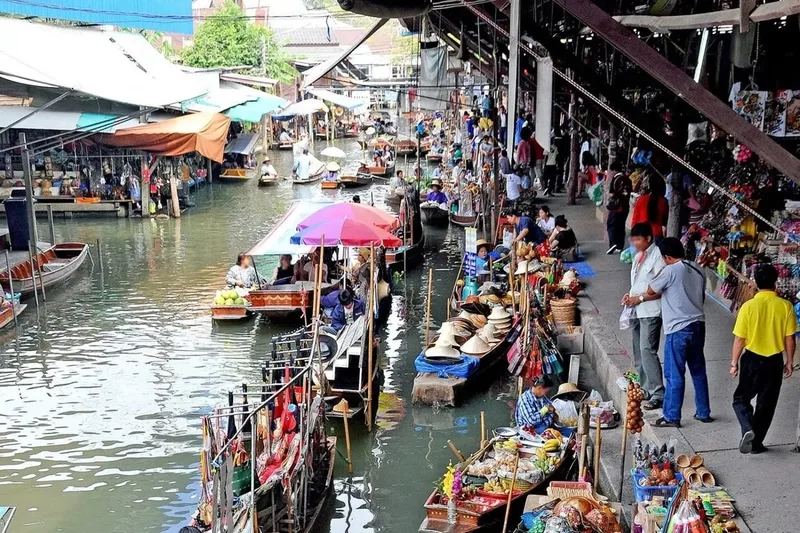 Du khách thích thú khi đến chợ nổi Damnoen Saduak