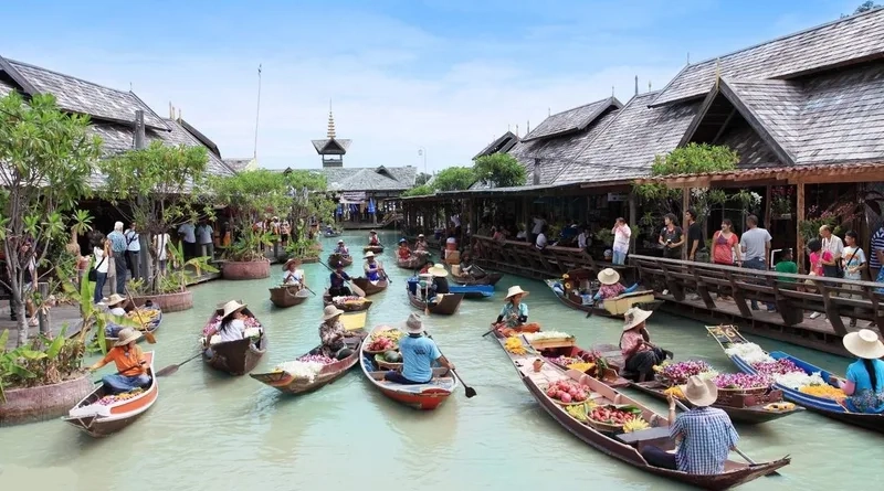 Chợ nổi Damnoen Saduak là điểm đến không thể bỏ lỡ