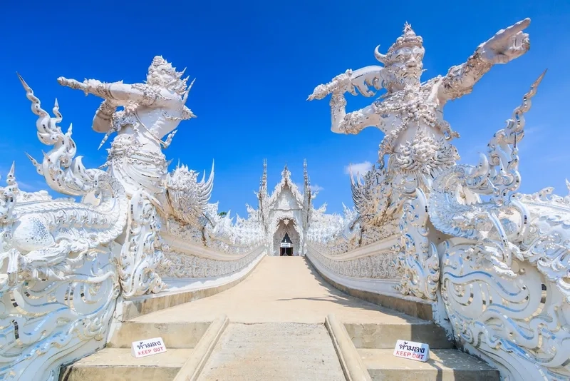 Chùa Trắng rực rỡ giữa nền trời xanh tuyệt đẹp