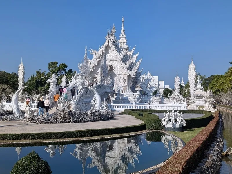 Mỗi góc Chùa Trắng đều toát lên vẻ siêu thực