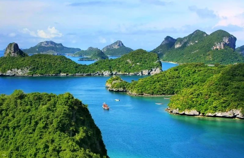 Vườn quốc gia Angthong có biển xanh và rừng nhiệt đới
