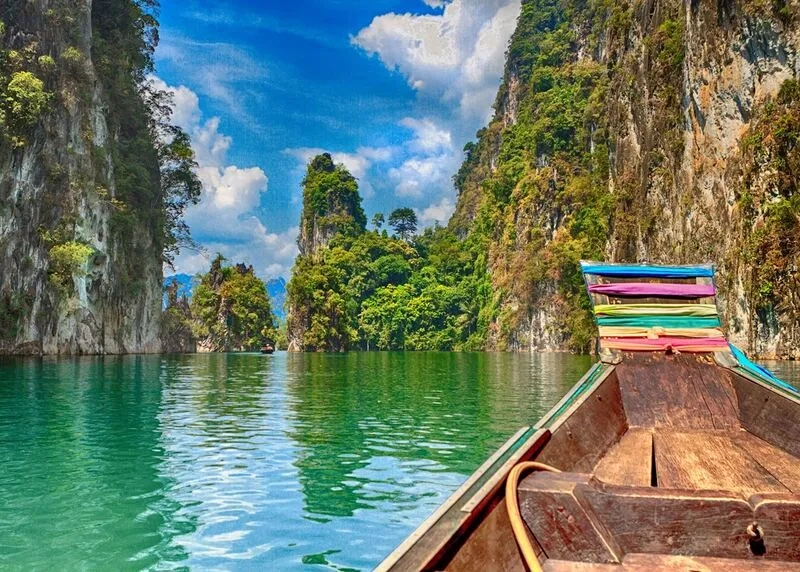 Vườn quốc gia Khao Sok nổi bật với hồ nước xanh ngọc
