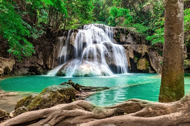 Thác Erawan thu hút du khách bởi vẻ hoang sơ