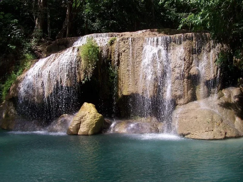 Hành trình đến Thác Erawan là trải nghiệm tuyệt vời