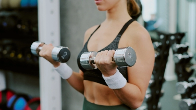 Nâng tạ hai tay giúp tăng sức mạnh vai và tay hiệu quả 