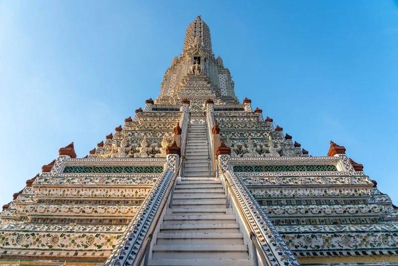 Chùa Wat Arun nổi bật với tháp cao chạm trời xanh