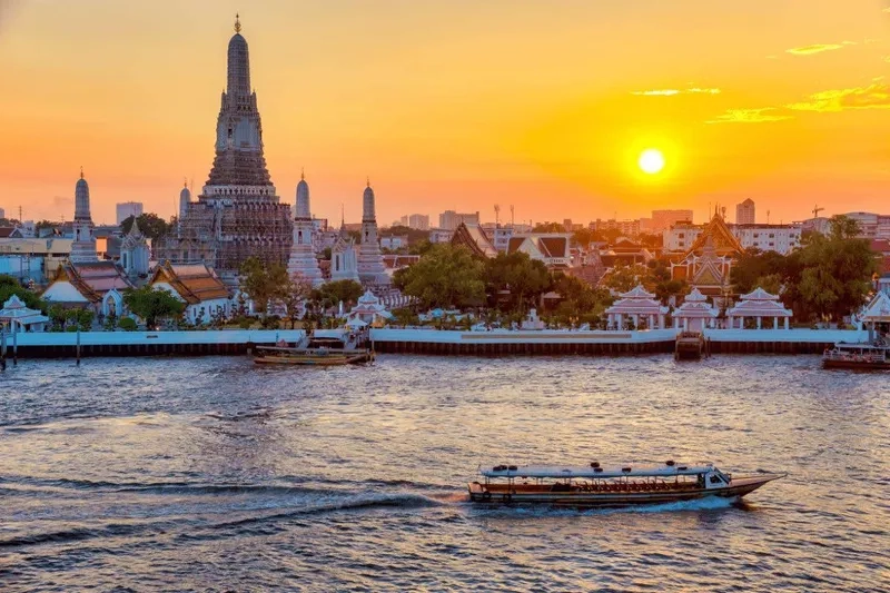 Chùa Wat Arun tạo nên khung cảnh tuyệt đẹp bên sông