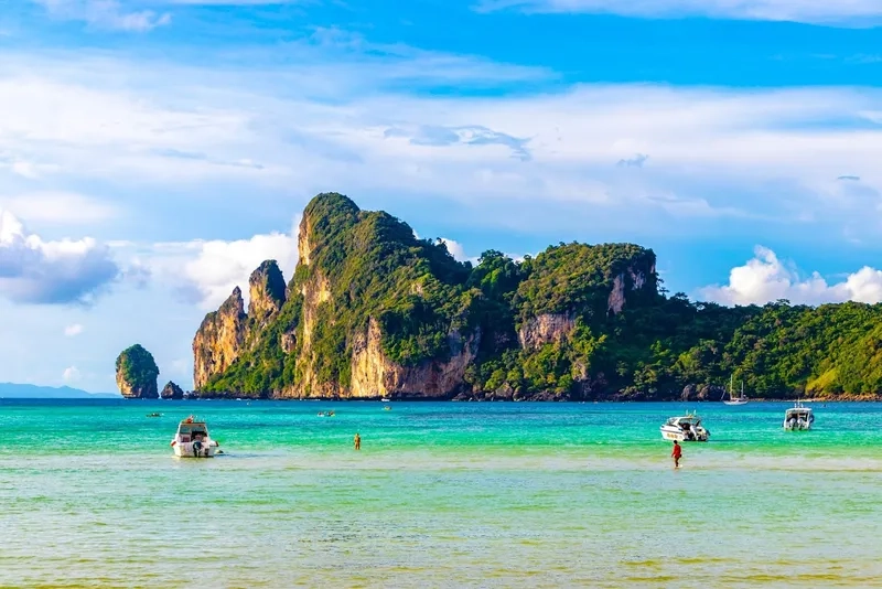 Đảo Koh Phi Phi là thiên đường biển xanh cát trắng