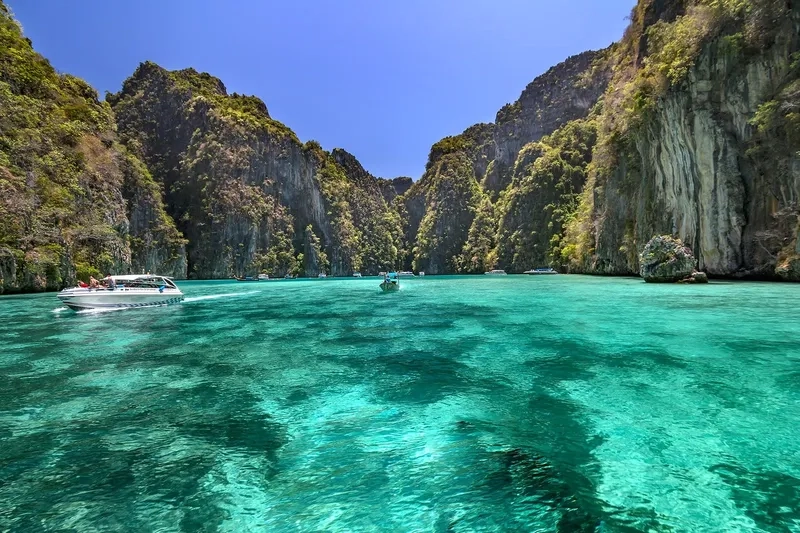 Đảo Koh Phi Phi thu hút khách bởi vẻ đẹp mê hồn