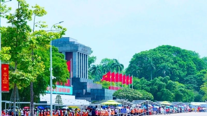 Dòng người kính cẩn viếng Lăng Chủ Tịch Hồ Chí Minh