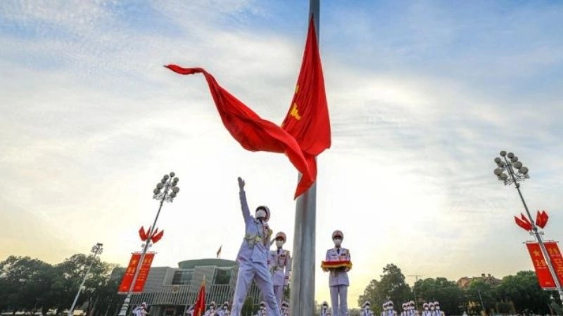 Lăng Chủ Tịch Hồ Chí Minh rợp bóng cờ đỏ sao vàng