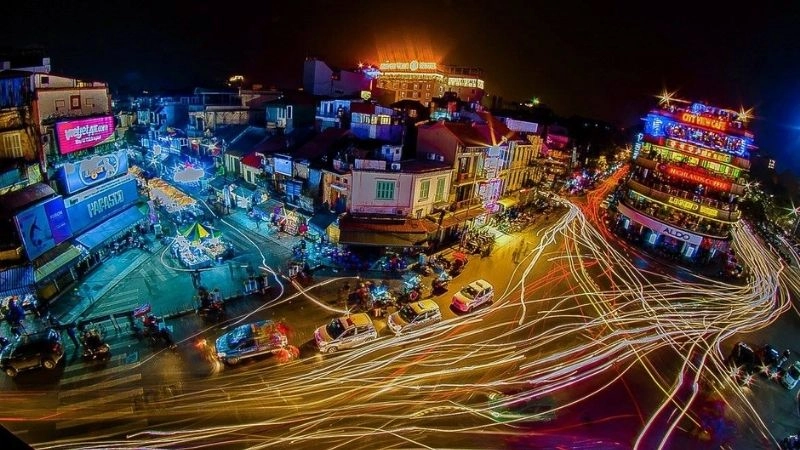 Dòng người tấp nập qua từng nếp nhà Phố cổ Hà Nội Ask ChatGPT