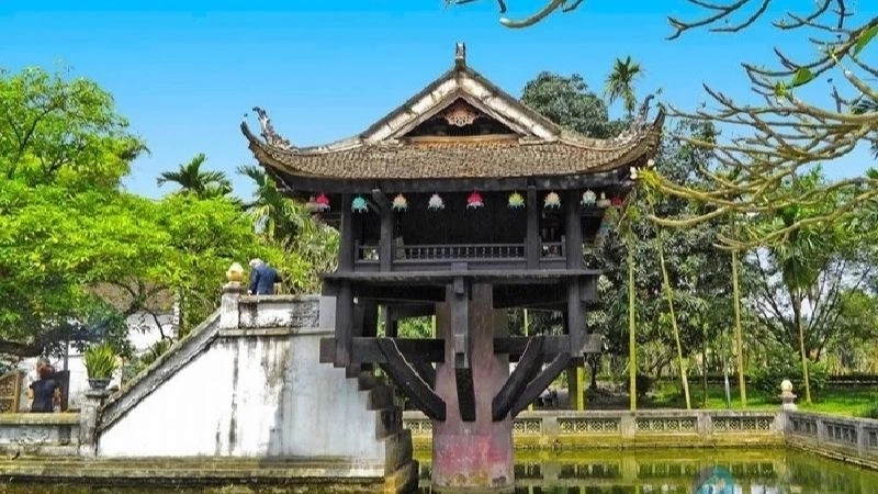 Chùa Một Cột vươn lên giữa hồ sen tĩnh lặng