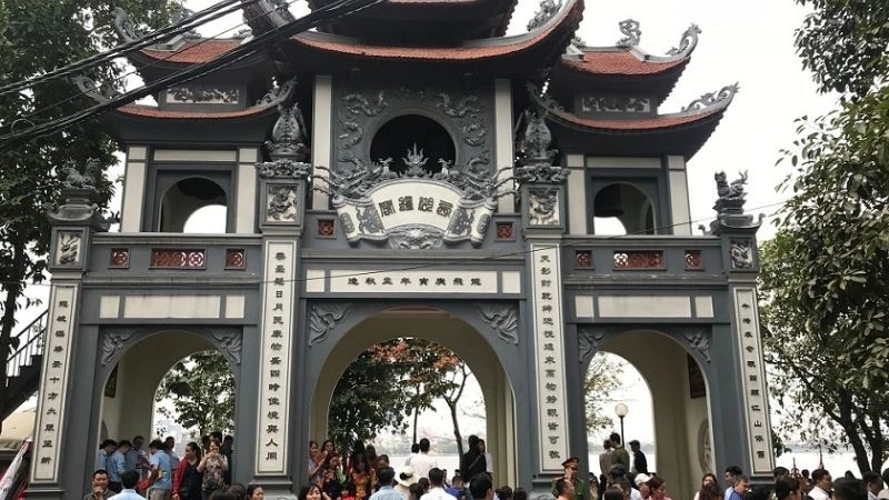 Thời điểm lý tưởng để khám phá Đền Quán Thánh là vào buổi sáng sớm hoặc chiều muộn