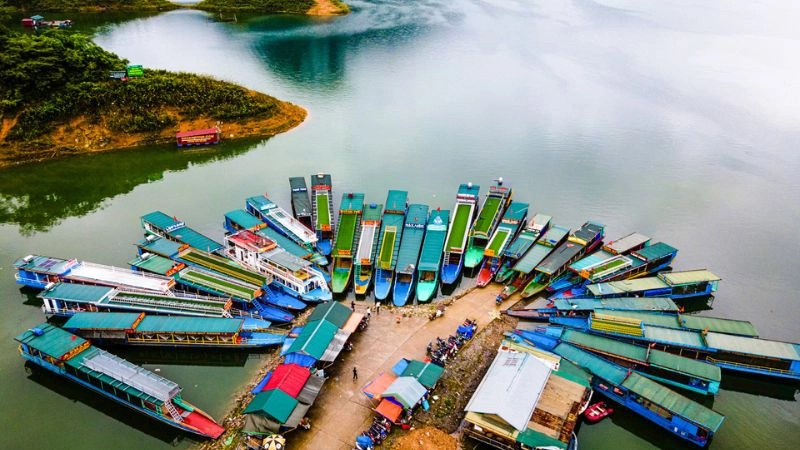 Hồ Na Hang kỳ vĩ dưới chân rừng nguyên sinh