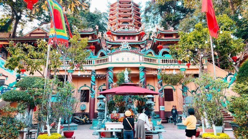 Trầm mặc chùa Tam Thanh giữa rừng cây xanh thẳm