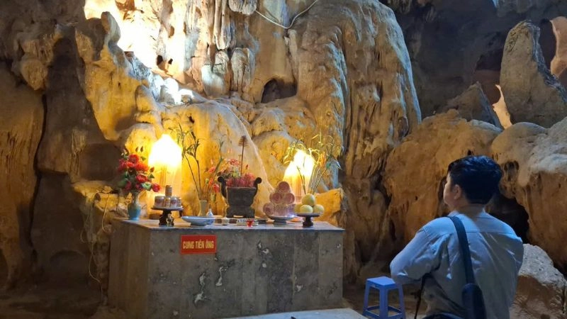 Tĩnh lặng chùa Tam Thanh hòa cùng tiếng suối chảy