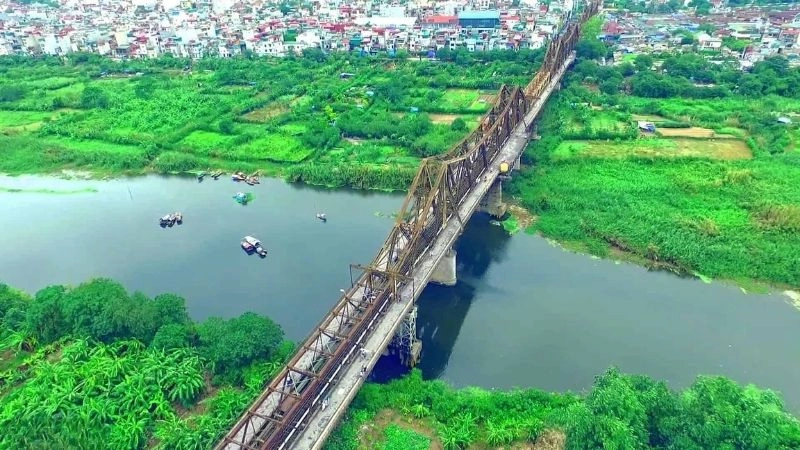 Cầu Long Biên rỉ sét mà kiêu hãnh giữa đất trời