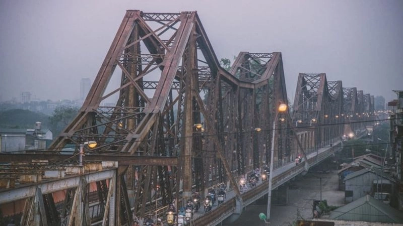 Cầu Long Biên in bóng hoàng hôn giữa phố thị ồn ào