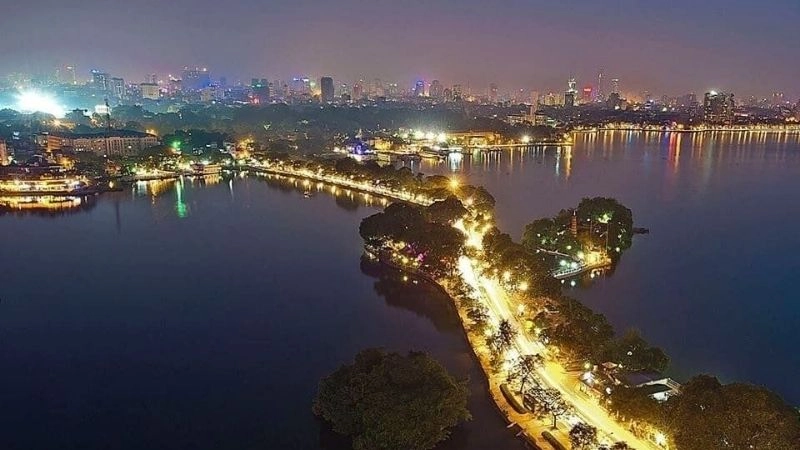 Hồ Tây là chốn bình yên giữa lòng phố thị