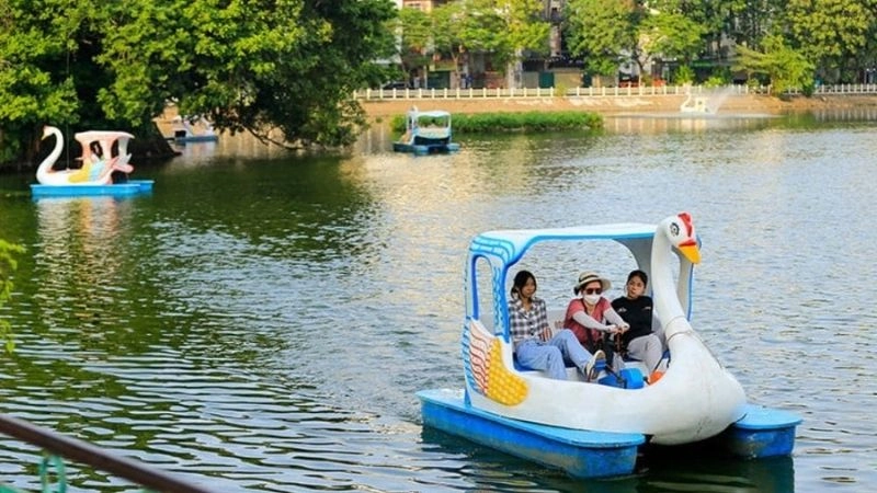 Hồ Tây thơ mộng níu chân bao người ghé lại