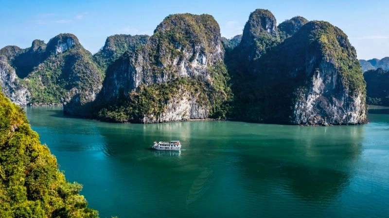 Vịnh Hạ Long là một trong những kỳ quan thiên nhiên nổi bật
