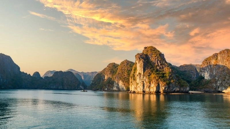 Vịnh Hạ Long cuốn hút bởi nét hoang sơ kỳ ảo