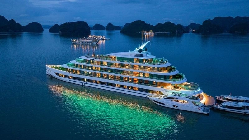 Vịnh Hạ Long rạng rỡ giữa trời nước bao la Ask ChatGPT