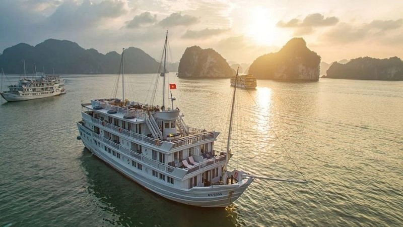 Bãi Cháy rộn ràng sóng vỗ gọi hè về