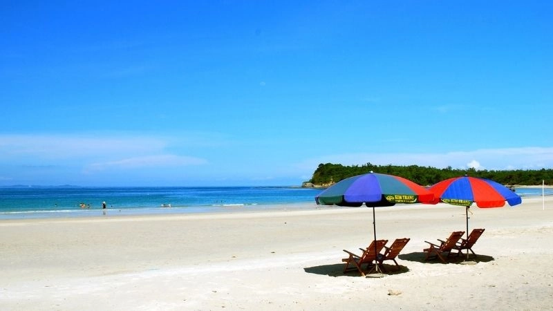 Sóng vỗ rì rào trên bãi biển đảo Quan Lạn