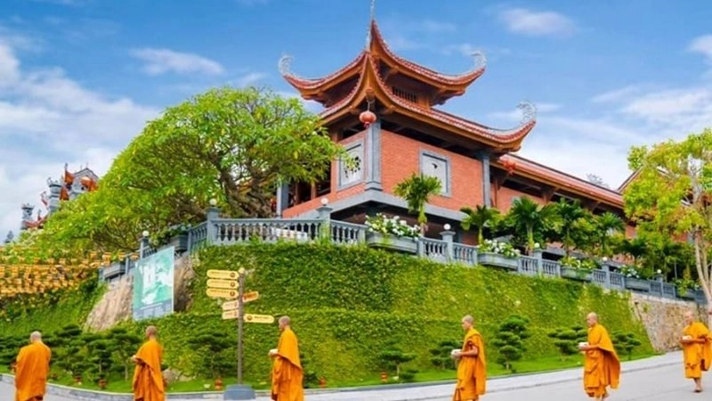 Mỗi bước chân ở chùa Ba Vàng là một hành trình tĩnh tại