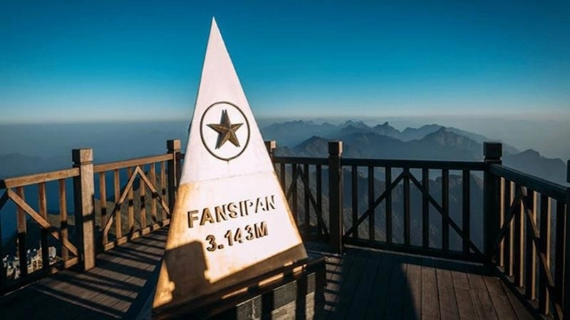 Cảnh sắc ngoạn mục từ đỉnh Fansipan mây phủ