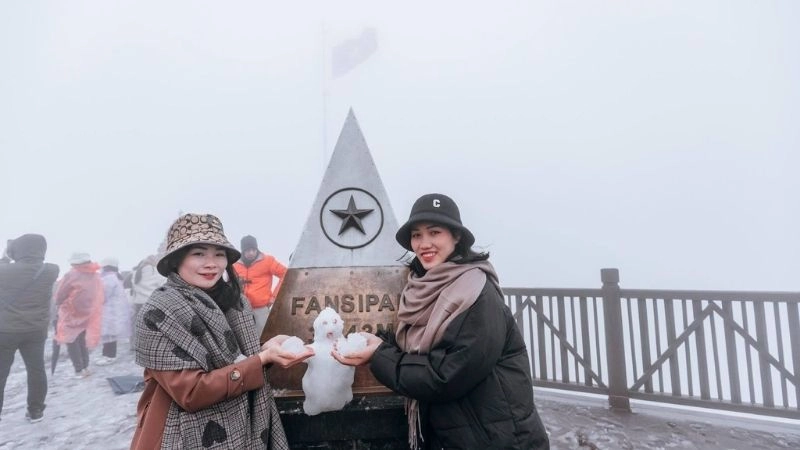 Đỉnh Fansipan giữa bốn bề núi non kỳ vĩ