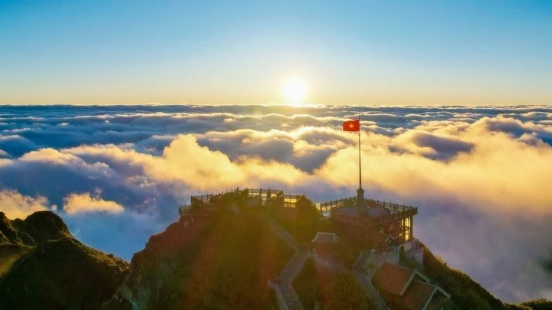 Khám phá đỉnh Fansipan trong không gian bao la