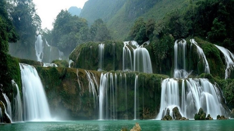 mùa hè và đầu thu (từ tháng 5 đến tháng 9) mới là lúc thác nước hùng vĩ này phô diễn hết vẻ mạnh mẽ, dữ dội và quyến rũ