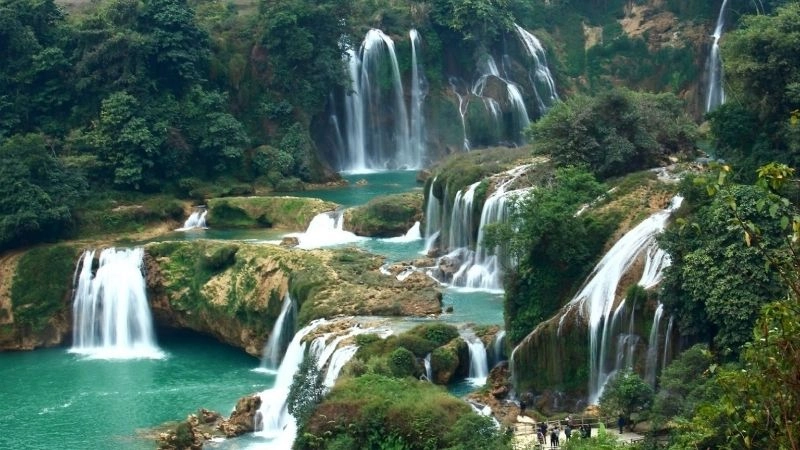 Thác Bạc tuôn trào giữa núi rừng xanh thẳm