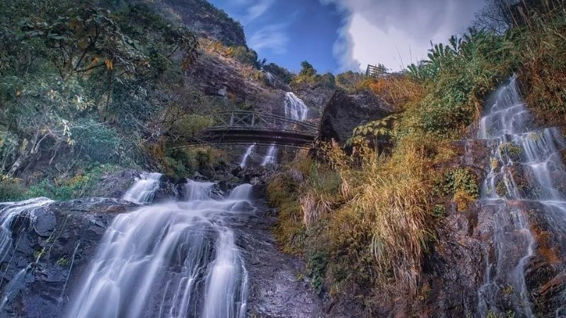 Màn nước trắng xóa ôm trọn thác Bạc