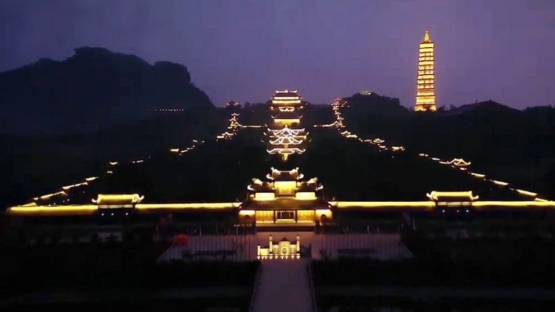 Chùa Bái Đính lung linh ánh đèn đêm huyền diệu
