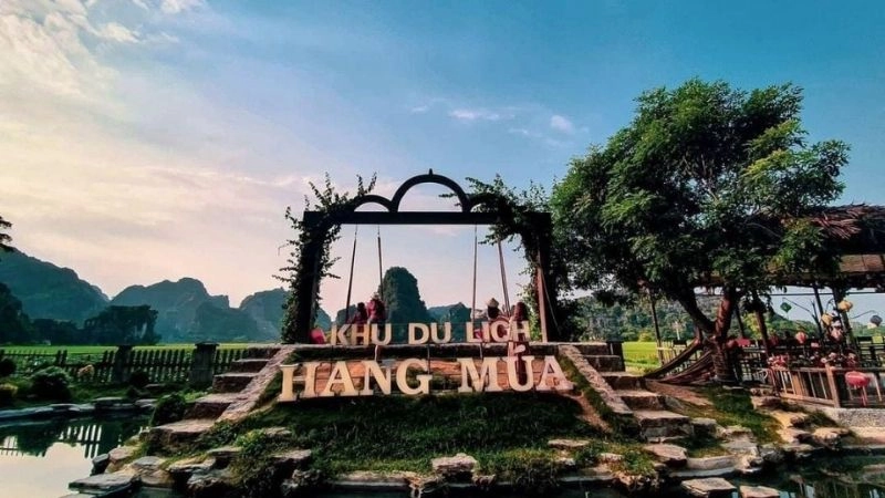 Hang Múa soi bóng trên ruộng đồng xanh ngát