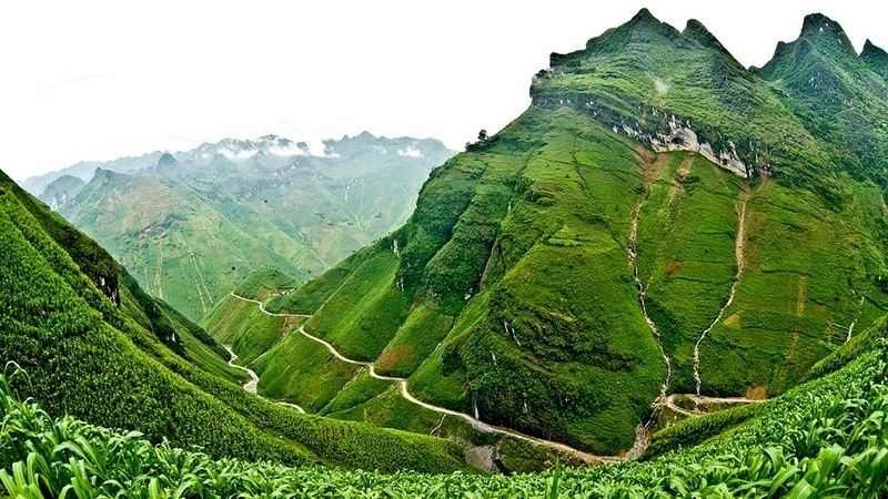 Khúc cua Mã Pí Lèng thử thách mọi tay lái