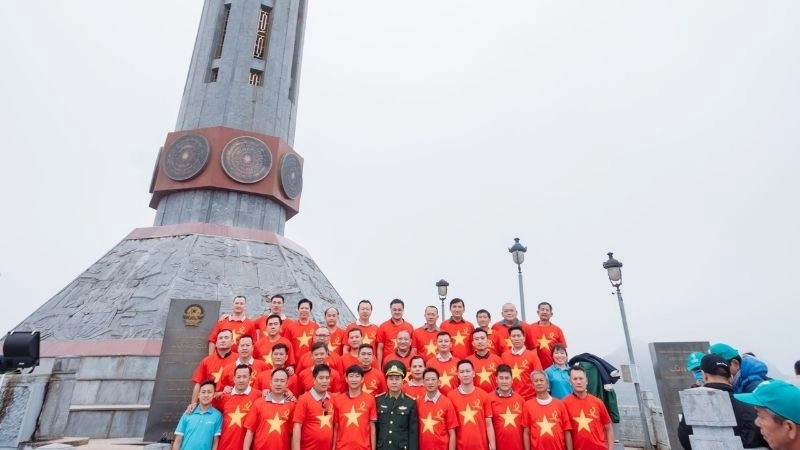 Lên đỉnh Lũng Cú lắng nghe tiếng gọi non sông