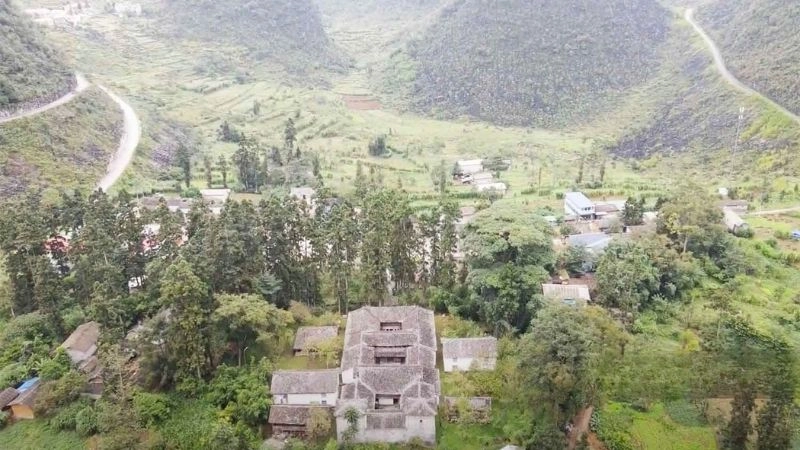 Dinh thự họ Vương hòa mình cùng sương khói