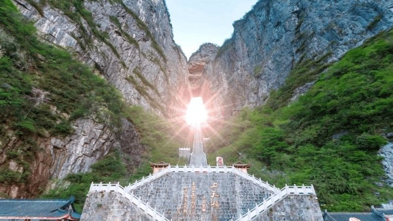  Cổng Trời Quản Bạ với ánh nắng xuyên qua màn sương 