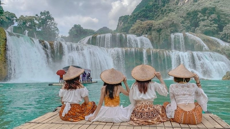 Thác Bản Giốc đổ ào ào giữa non cao hùng vĩ