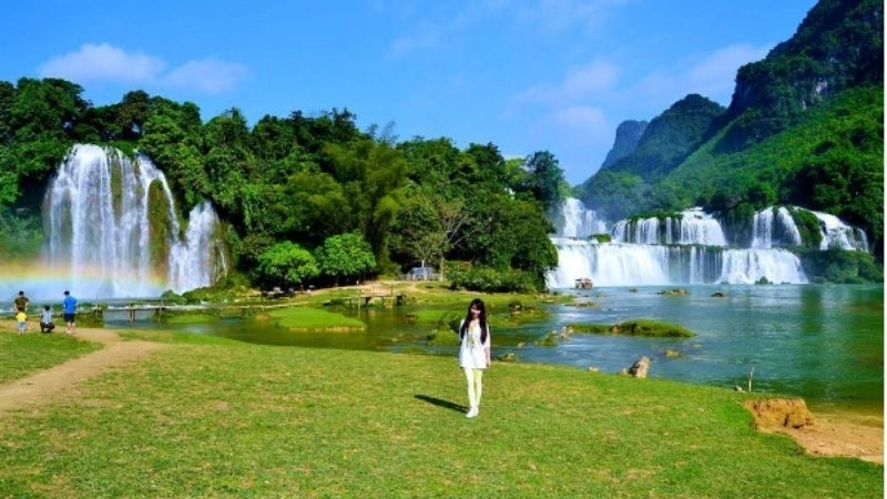 Thác Bản Giốc tung bọt trắng giữa núi rừng xanh