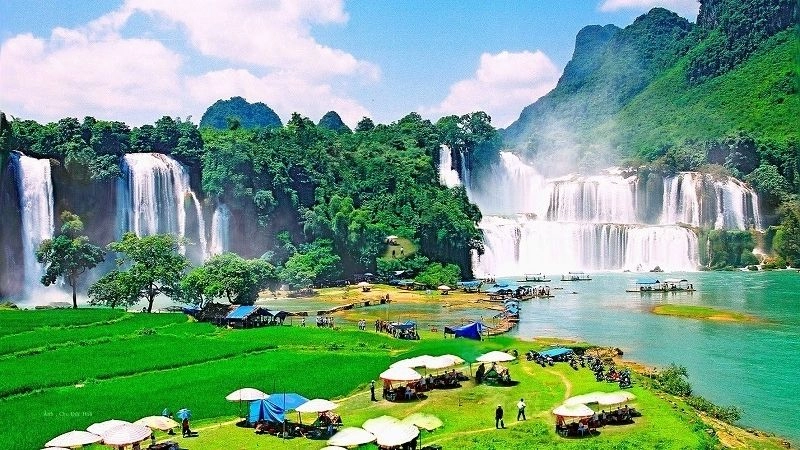 Thác Bản Giốc đẹp như tranh vẽ giữa thiên nhiên