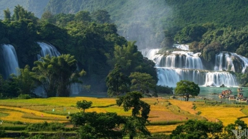 Bản Giốc lung linh giữa trời xanh mây trắng