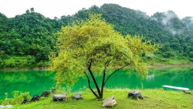 Hồ Thang Hen trong xanh giữa núi rừng Cao Bằng