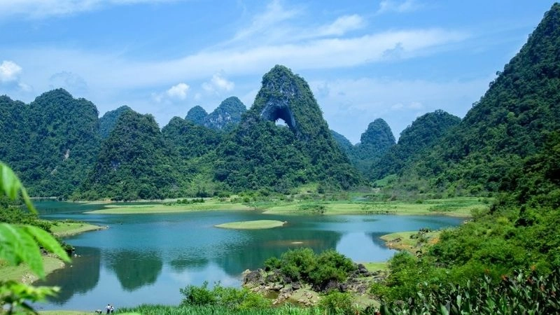 Thang Hen soi bóng trời mây yên ả tuyệt vời