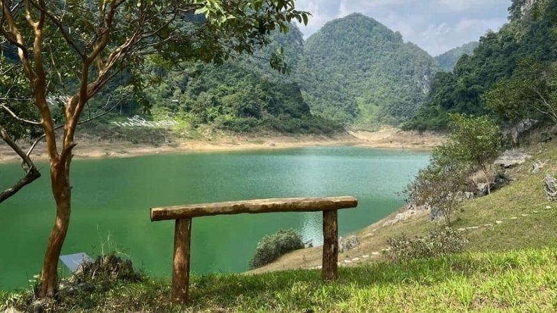 Vẻ tĩnh lặng làm nên hồn thơ hồ Thang Hen